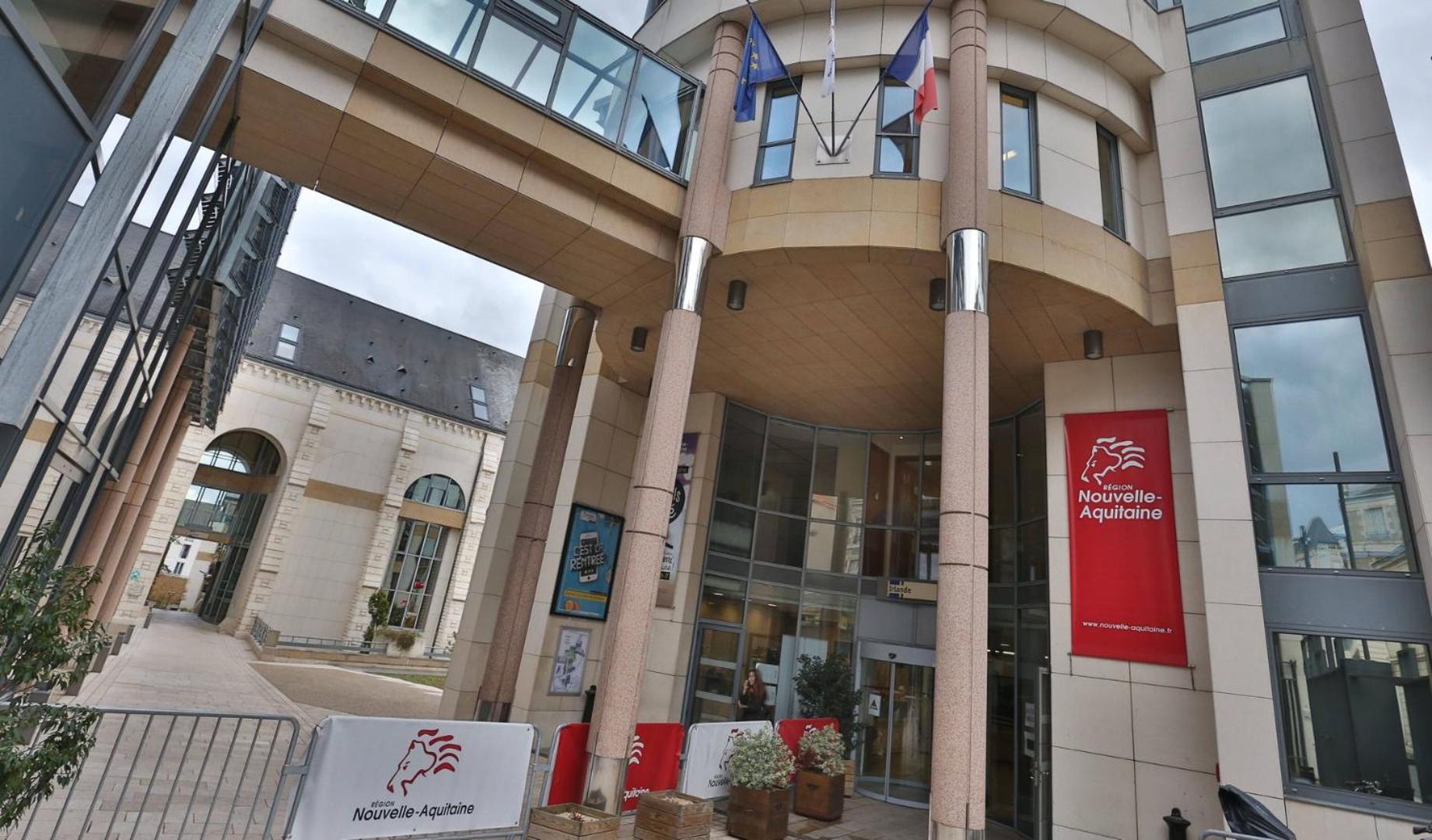 Comedy: Heart Of Town Facing The Na Region Poitiers Extérieur photo